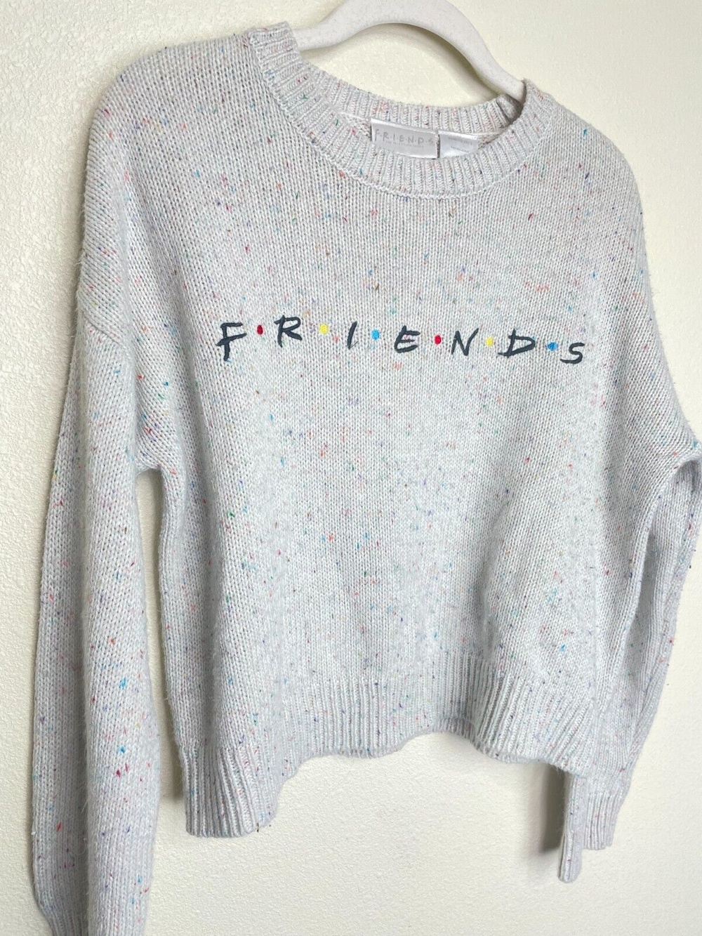 FRIENDS Juniors XS Crop Cable Knit Sweater Gray Graphic Print Speckled Crewneck